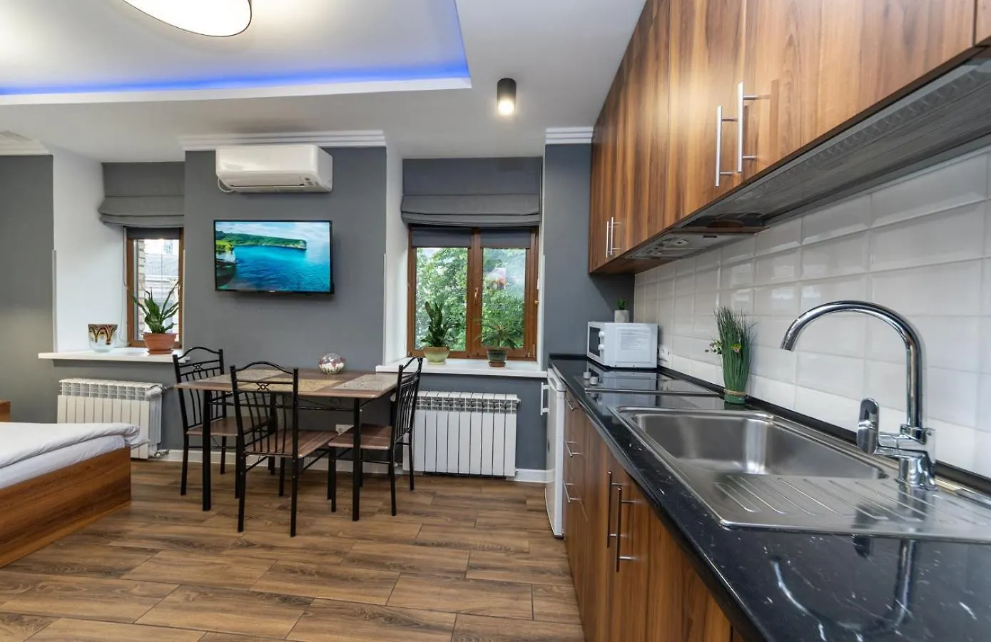 Lux Apartment Near Arena City 키예프 0*,  우크라이나