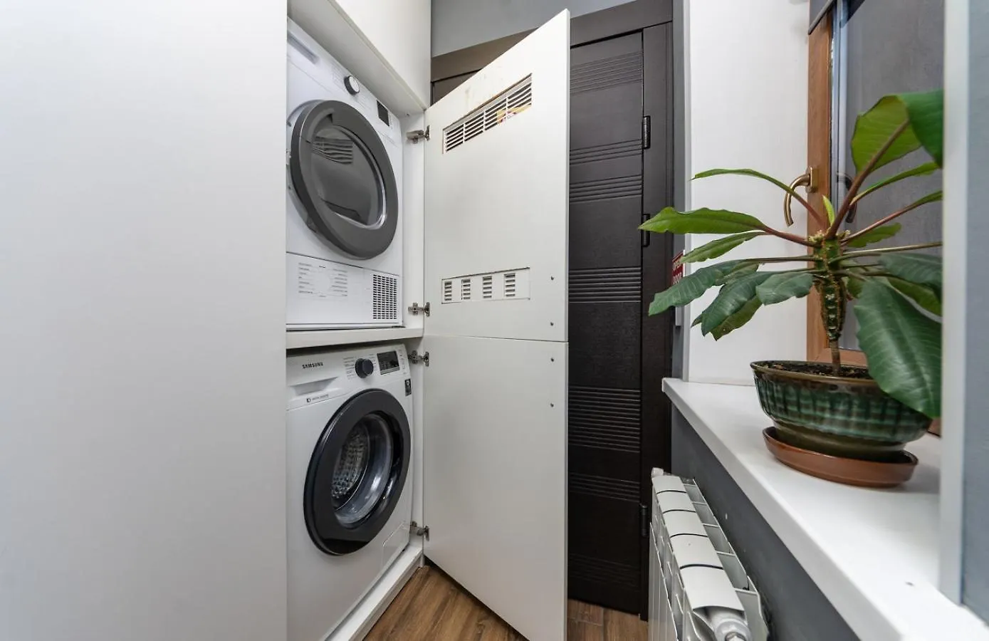 Lux Apartment Near Arena City 키예프 0*,  우크라이나